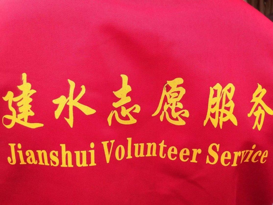 大型警车找轮胎